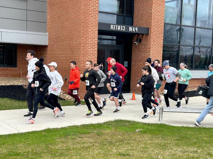 Participants in the Lion 5K Run/Walk cross the starting line near the PAW Center. The 5K took place as part of We Are Weekend at <a href='http://8blb.web-sitemap.hulab.net'>365英国上市</a>杜波依斯分校.
